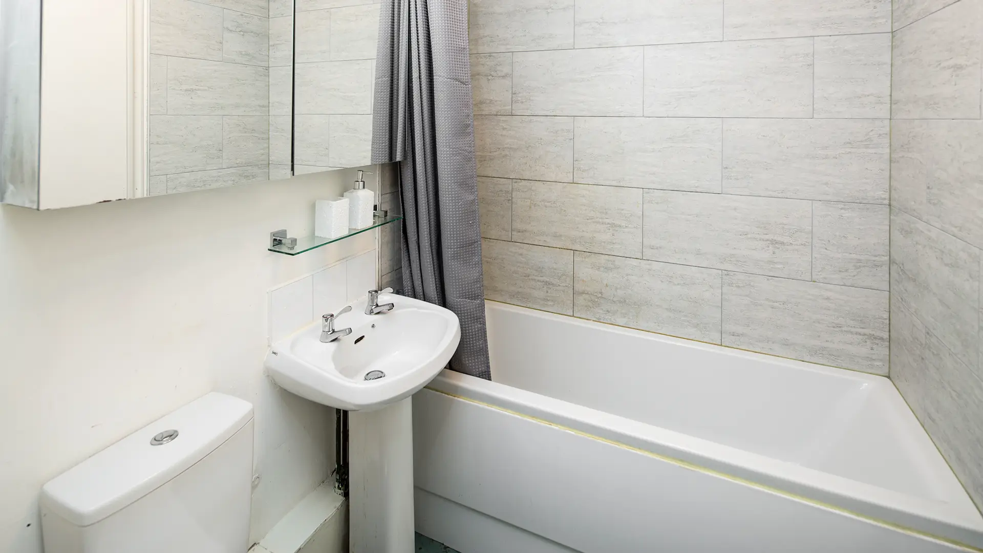 Bathroom with bath - 1x bed apartment